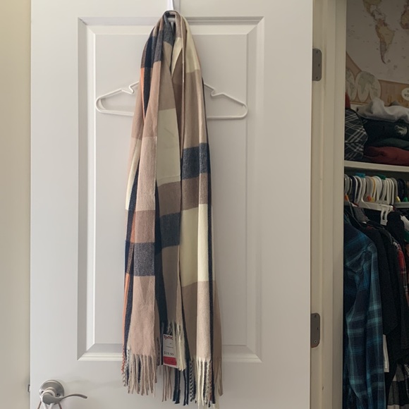 NWT Huge Blanket Scarf - Picture 5 of 7